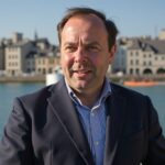 Plongée dans la fortune d’Aymeric Caron : son évolution financière à travers les années